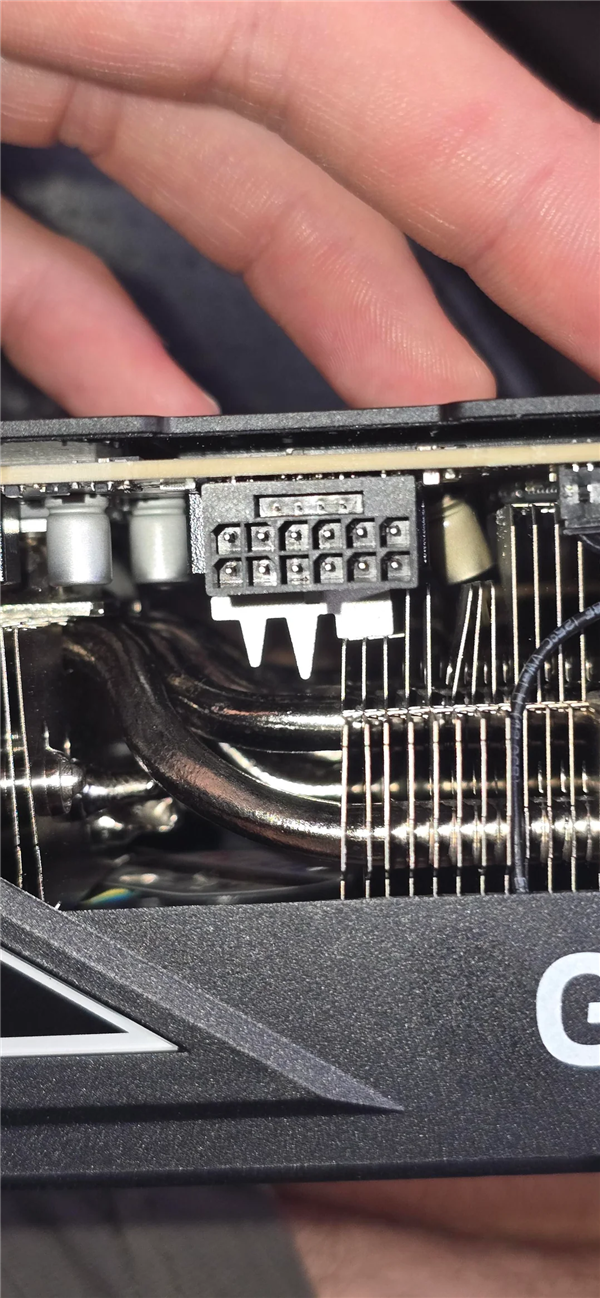 罕见!RTX 5090发生电容爆炸:散热片都被炸弯