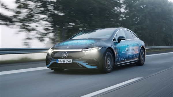 比油车还能跑！装上固态电池的奔驰EQS跑1205公里后还有电
