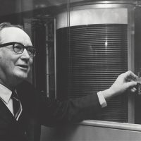 69年前 IBM发明第一块硬盘！容量只有3.75MB 但重达1吨