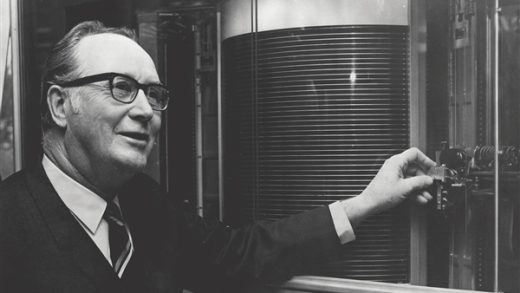 69年前 IBM发明第一块硬盘！容量只有3.75MB 但重达1吨