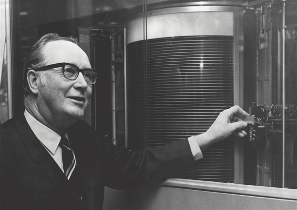 69年前 IBM发明第一块硬盘!容量只有3.75MB 但重达1吨