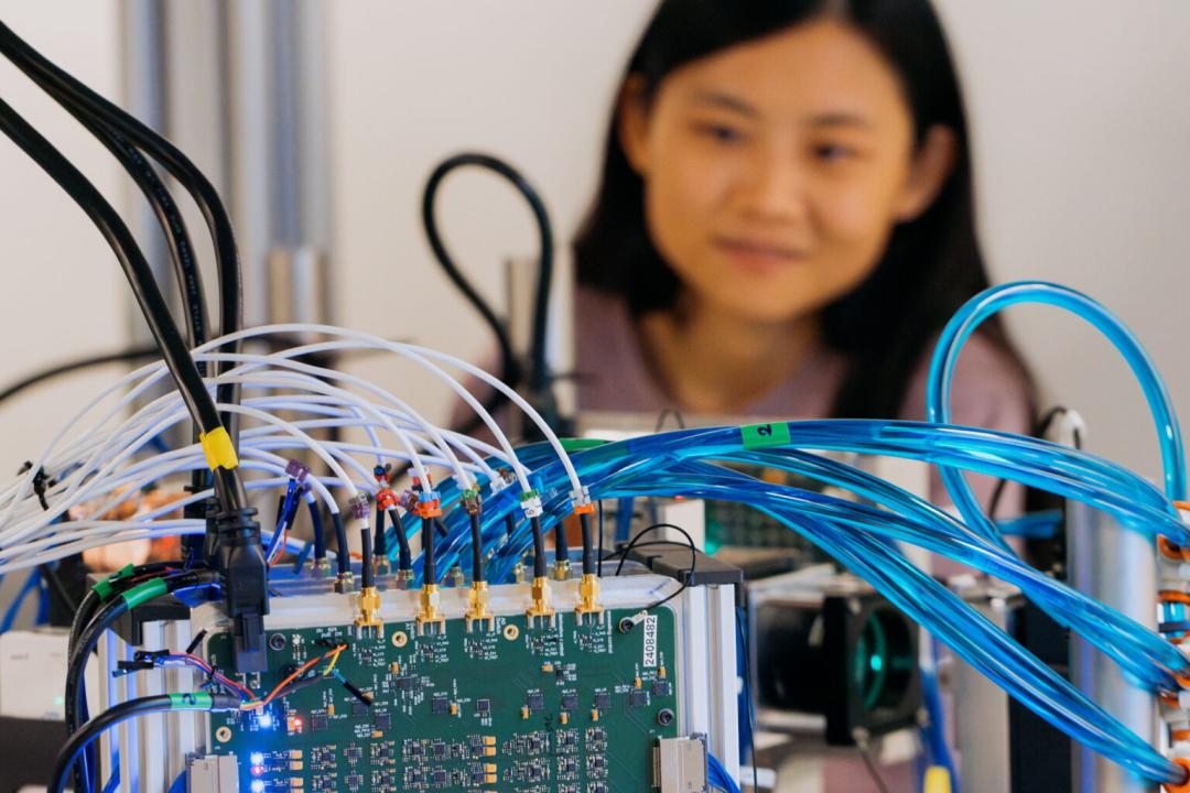 微软用「光」跑AI登上Nature,100倍能效颠覆GPU,华人首席研究员扛鼎