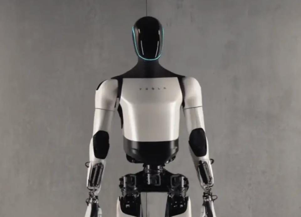 马斯克：目前最花精力的是打造“擎天柱”，两年后还要推星链手机