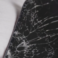 苹果iPhone 17 Pro和iPhone Air不抗摔：跌落仍易碎屏