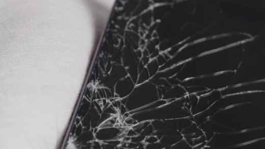 苹果iPhone 17 Pro和iPhone Air不抗摔：跌落仍易碎屏