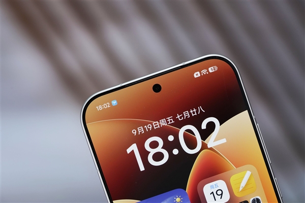 多一块屏对标iPhone 17 Pro Max！小米17 Pro Max图赏