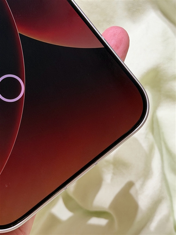 博主实测小米17 Pro Max用iPhone 17 Pro Max贴膜：完美贴合 指纹秒解