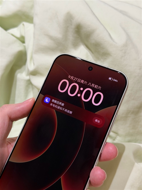 博主实测小米17 Pro Max用iPhone 17 Pro Max贴膜：完美贴合 指纹秒解