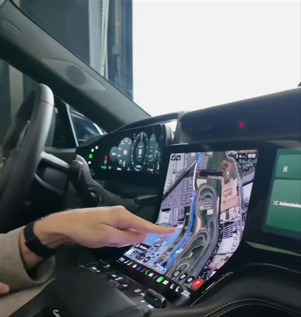 保时捷纯电卡宴官图发布：首次用上12.25英寸弧形曲面中控屏