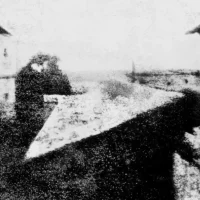 世界上第一张照片，被AI“修复”成了科幻片