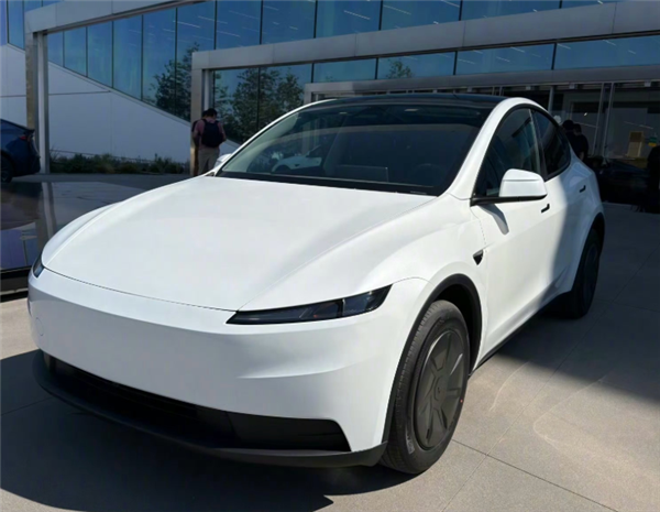 活久见!廉价版特斯拉Model Y二排杯架实拍 网友:果然是丐中丐