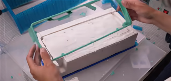 揭秘全球唯一黄金版RTX 5090D！6公斤黄金 神秘大佬买走