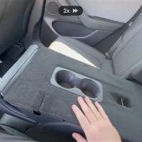 二排杯架活久见！廉价版特斯拉Model Y实拍 网友：果然是丐中丐