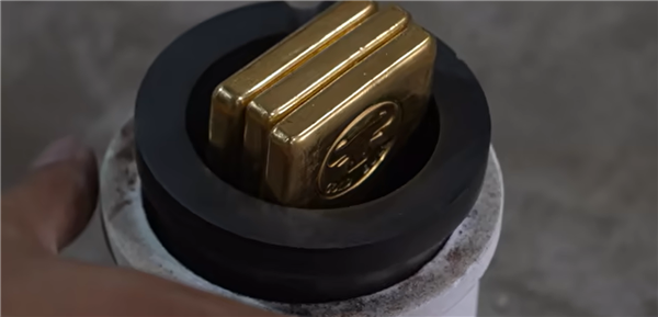 揭秘全球唯一黄金版RTX 5090D！6公斤黄金 神秘大佬买走