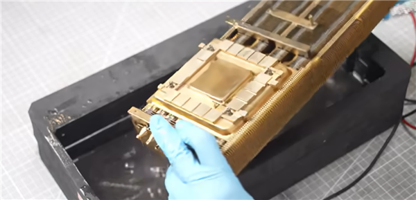 揭秘全球唯一黄金版RTX 5090D！6公斤黄金 神秘大佬买走