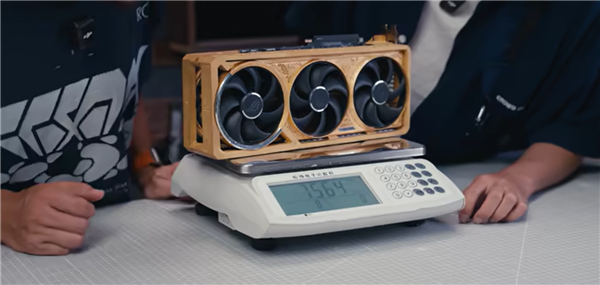 揭秘全球唯一黄金版RTX 5090D！6公斤黄金 神秘大佬买走