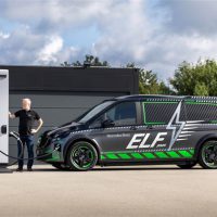 奔驰打造移动充电车：10分钟补能100度