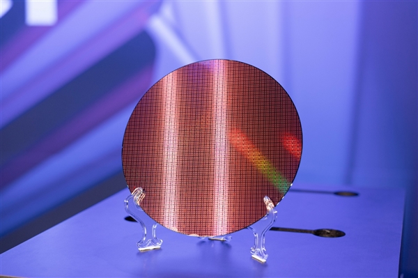 Intel 18A晶圆、芯片现场展示：妥妥的艺术品！