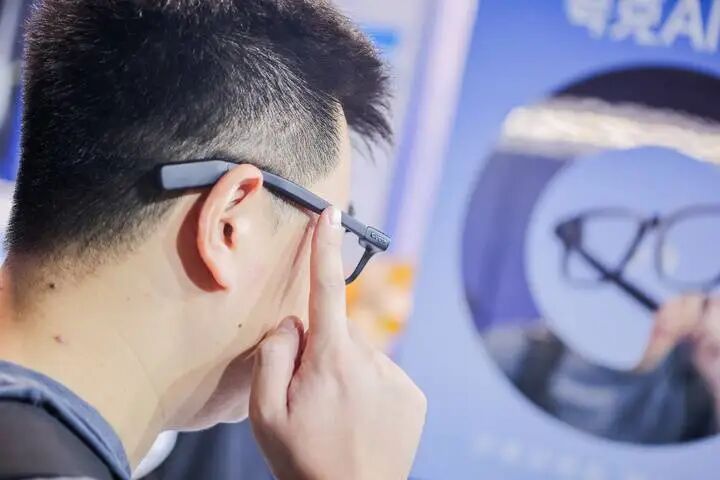 从 Meta 拆解、苹果眼镜爆料，看「不科幻但好用」的 AR 眼镜