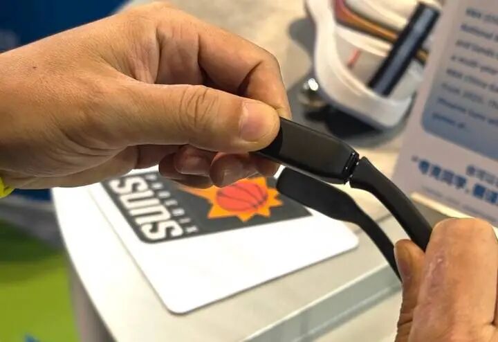 从 Meta 拆解、苹果眼镜爆料，看「不科幻但好用」的 AR 眼镜