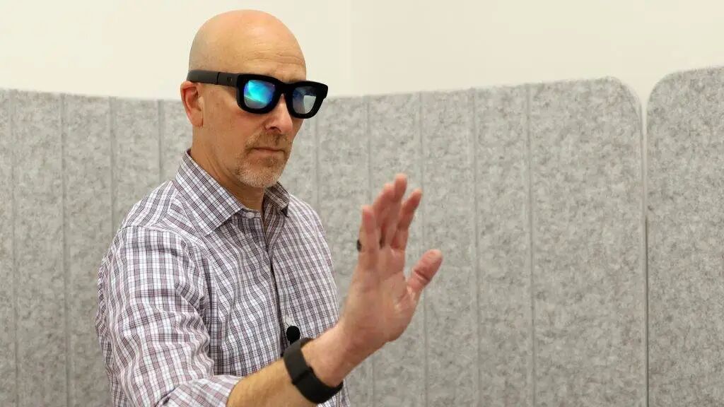 从 Meta 拆解、苹果眼镜爆料，看「不科幻但好用」的 AR 眼镜