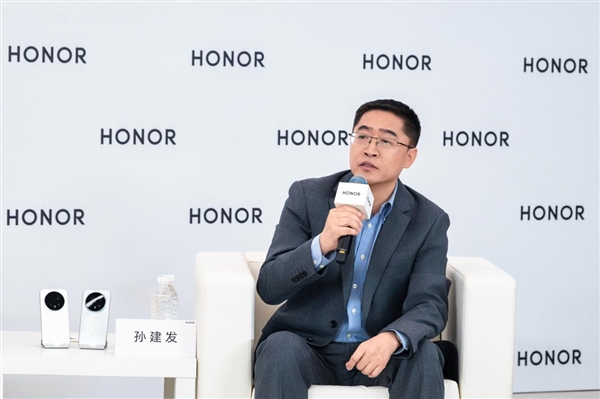 从AiPhone到ROBOT PHONE：荣耀掌控未来AI话语权