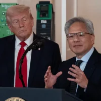 黄仁勋、奥特曼暗中斡旋 科技大佬是如何阻止特朗普“派兵”的？