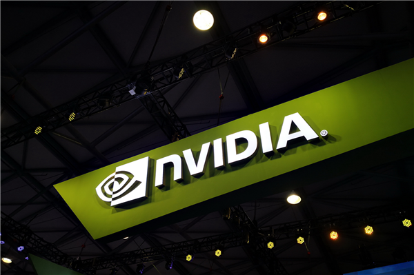 创造历史！英伟达总市值突破5万亿美元：全球第一家