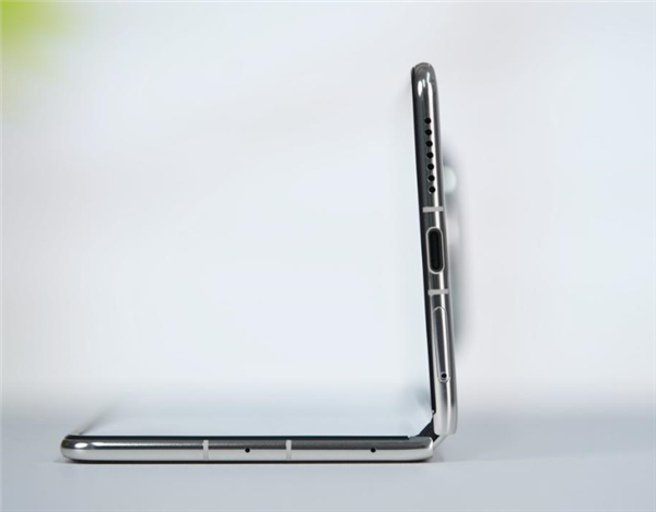 史上最薄Mate！华为Mate 70 Air即将发布：超薄Type-C接口、大R角四曲屏