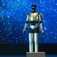 对标Optimus！前特斯拉中国高管展示首款机器人：外观更像人了