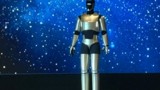 对标Optimus！前特斯拉中国高管展示首款机器人：外观更像人了