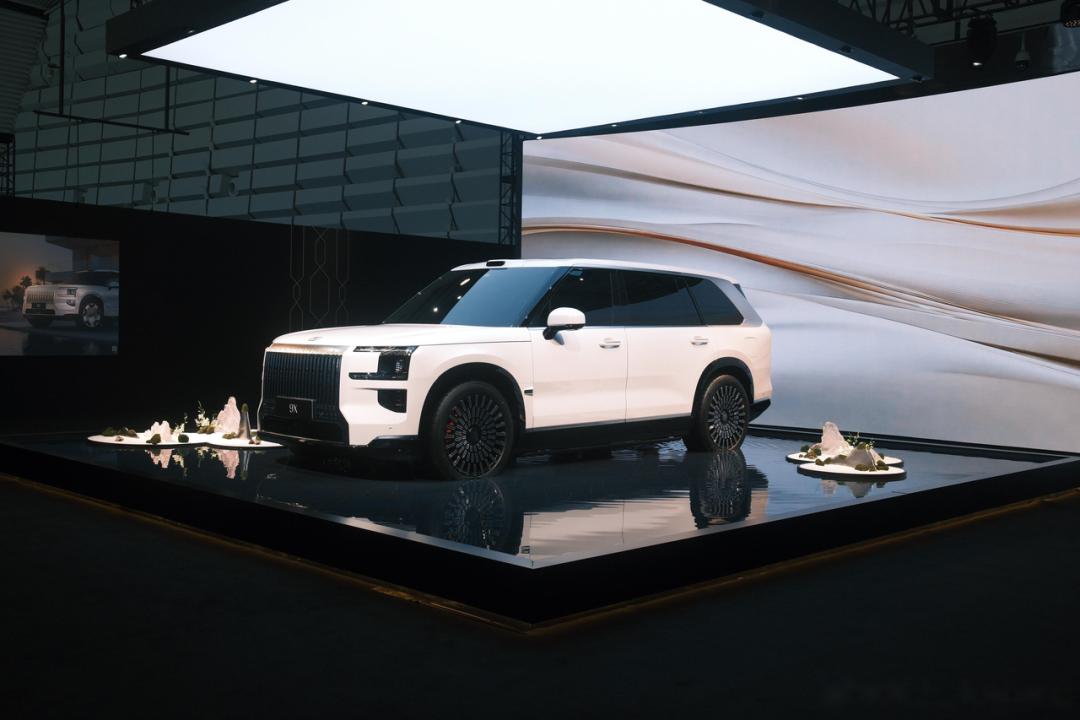 奔驰向下，国产车企向上