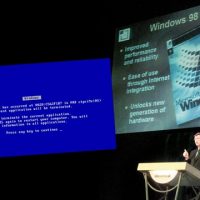 Windows 98发布会全球直播蓝屏死机！微软揭秘真相：未测试直接演示