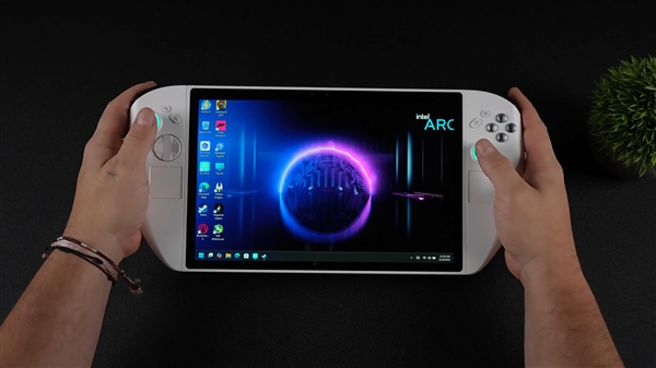 终于看到第二款Lunar Lake掌机！不知名小牌子 11寸巨型裸眼3D屏幕