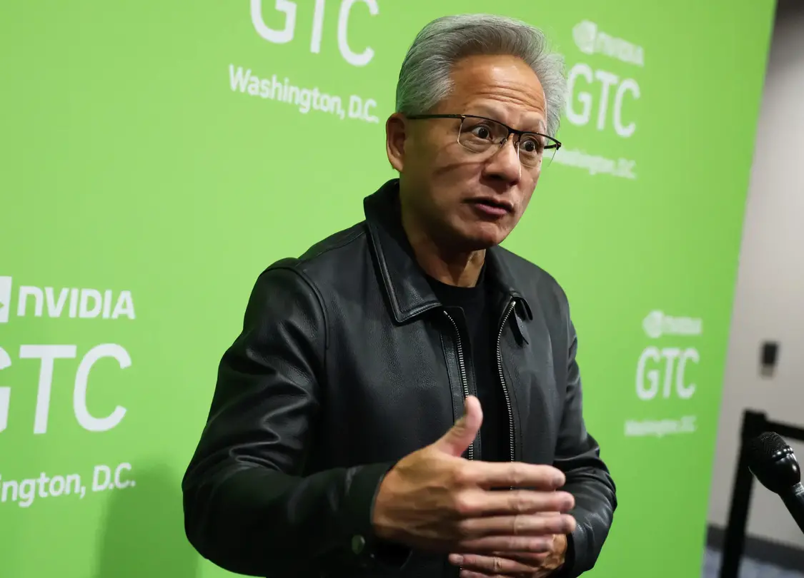 黄仁勋要求英伟达员工使用AI：能用就用 不必担心丢工作
