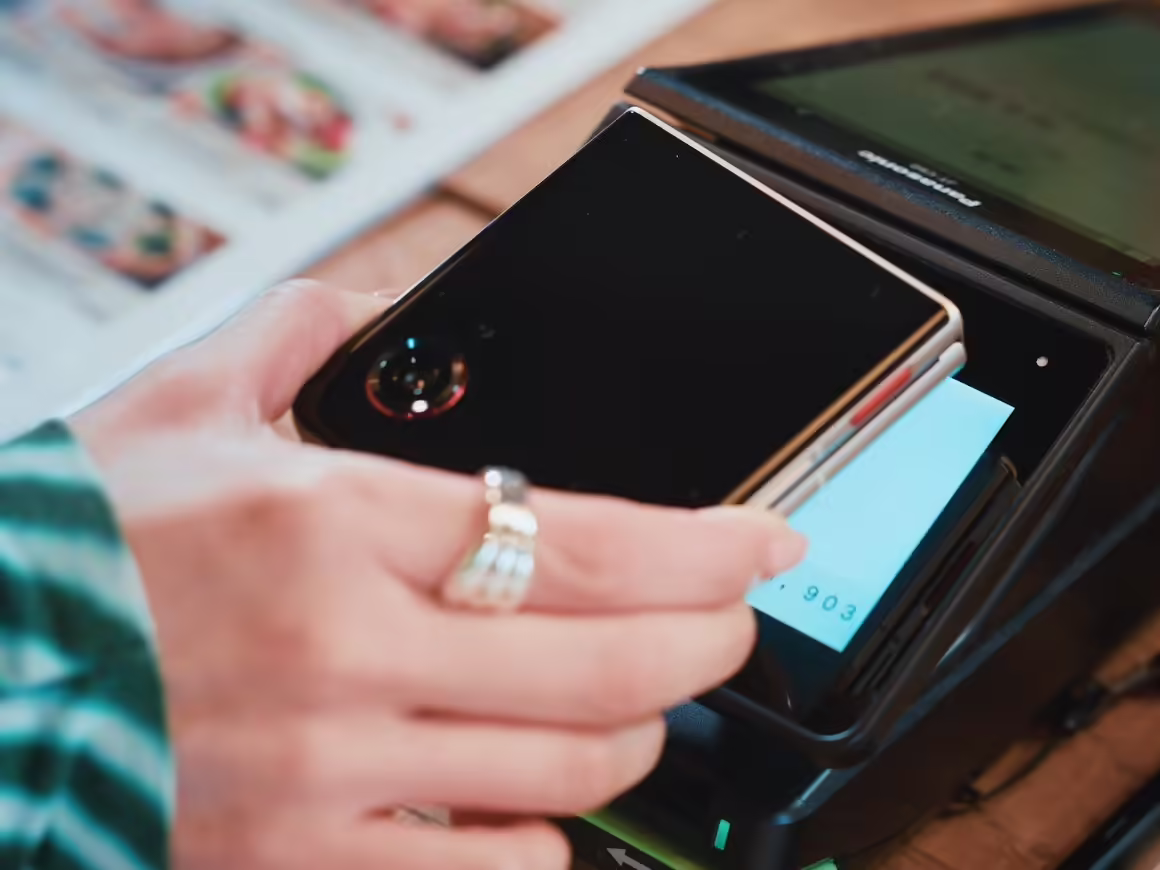 努比亚海外发布 Flip 3 小折叠手机：187g 品牌最轻，4 英寸外屏 +6.9 英寸内屏、天玑 7400X 芯片