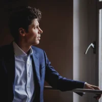 “红色警报”下的OpenAI：奥特曼平息内讧将推两模型 剑指苹果