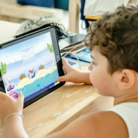 洛杉矶家校围绕电子设备爆发争议 家长控诉iPad课堂让成绩下滑、行为失控