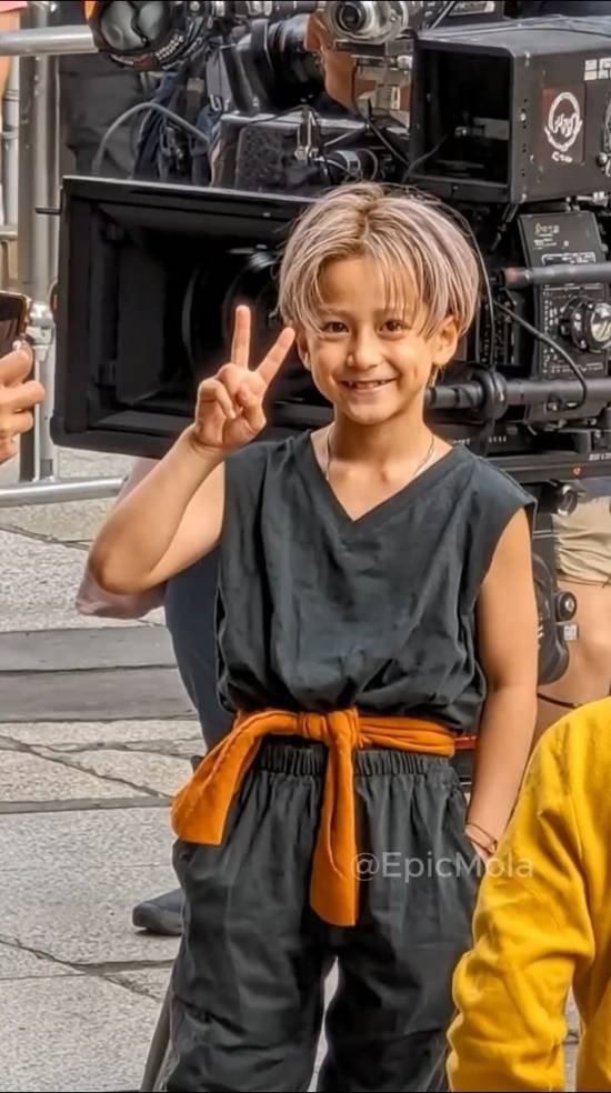 AI生成《龙珠》真人版拍摄现场 美女如云啊