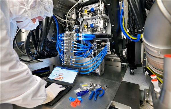 曝中国秘密搞定第一台EUV光刻机!逆向功程ASML