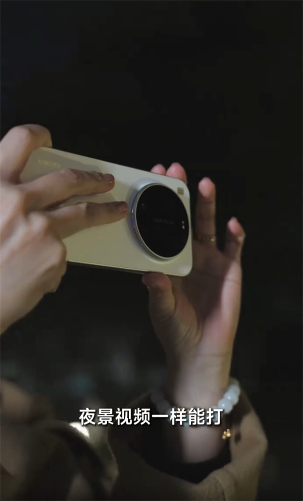 新一代夜神杀到!小米17 Ultra真机全网首秀:大圆Deco、白色机身优雅