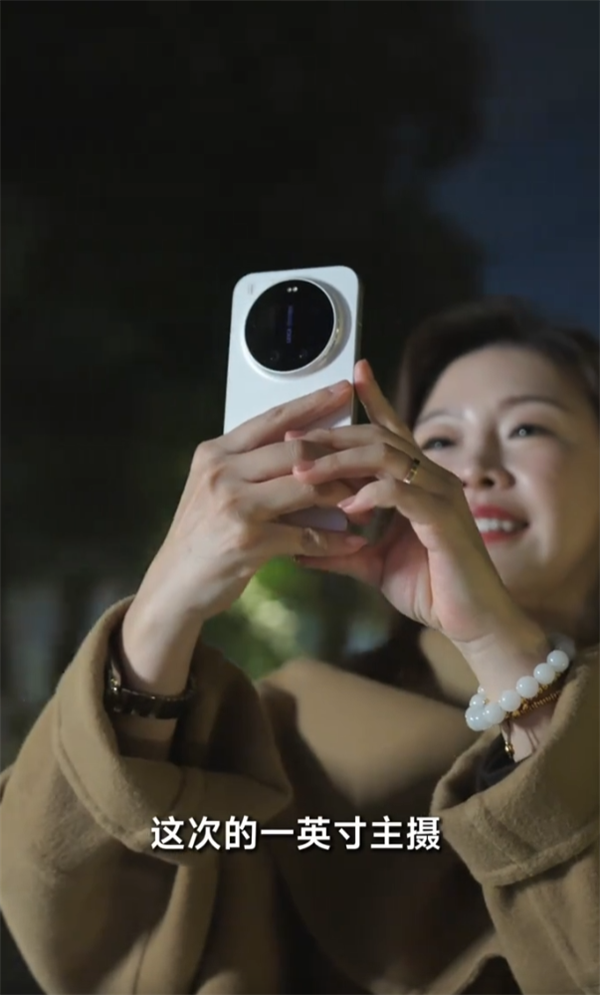 新一代夜神杀到!小米17 Ultra真机全网首秀:大圆Deco、白色机身优雅