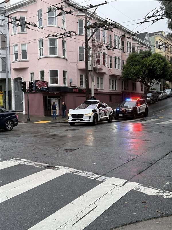  Waymo自动驾驶出现史诗级丑闻 博主：特斯拉FSD实测不会卡死