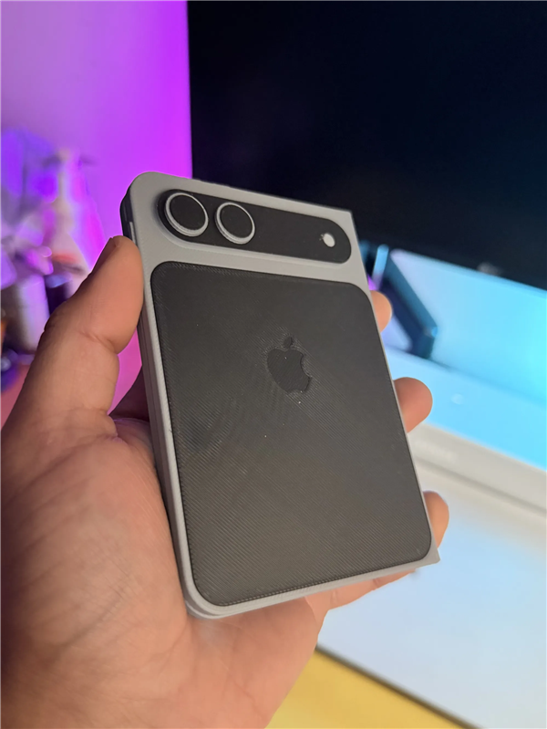 苹果首款折叠屏蓄势待发！iPhone Fold机模出炉