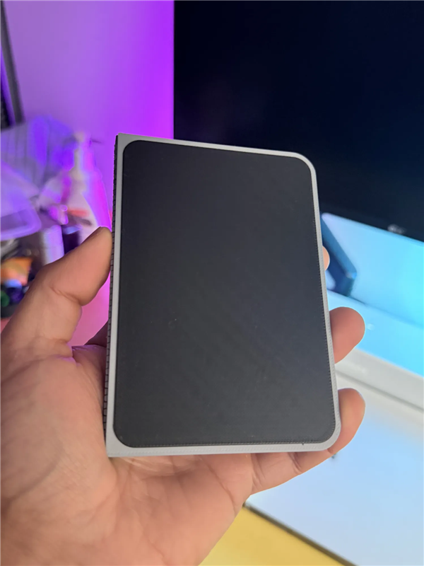 苹果首款折叠屏蓄势待发！iPhone Fold机模出炉