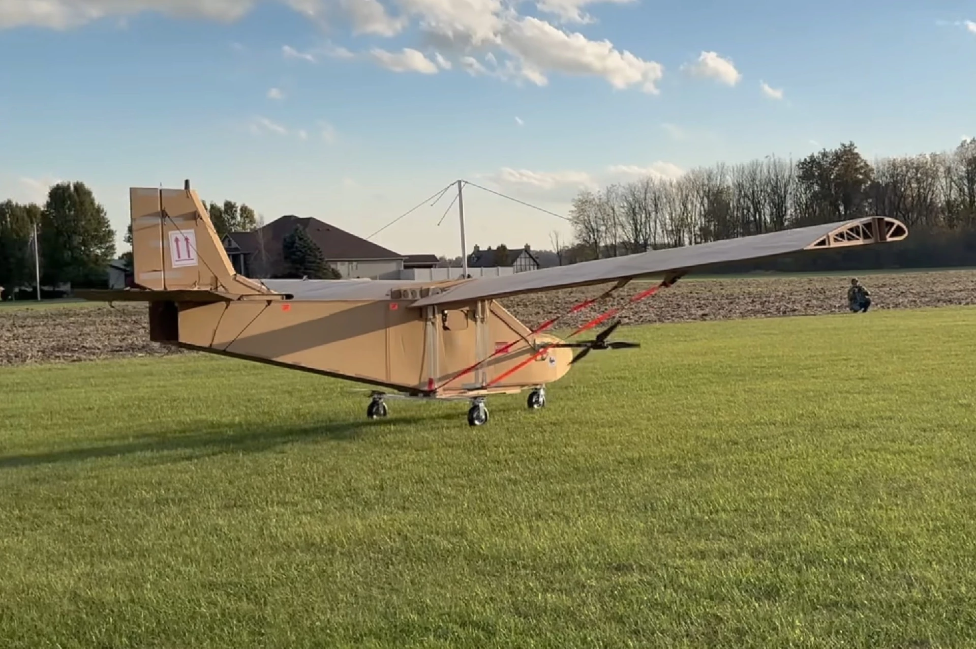 全尺寸纸板飞机成功短暂离地 完成首次试飞