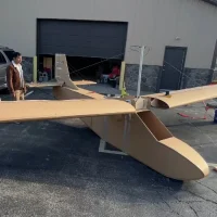 全尺寸纸板飞机成功短暂离地 完成首次试飞