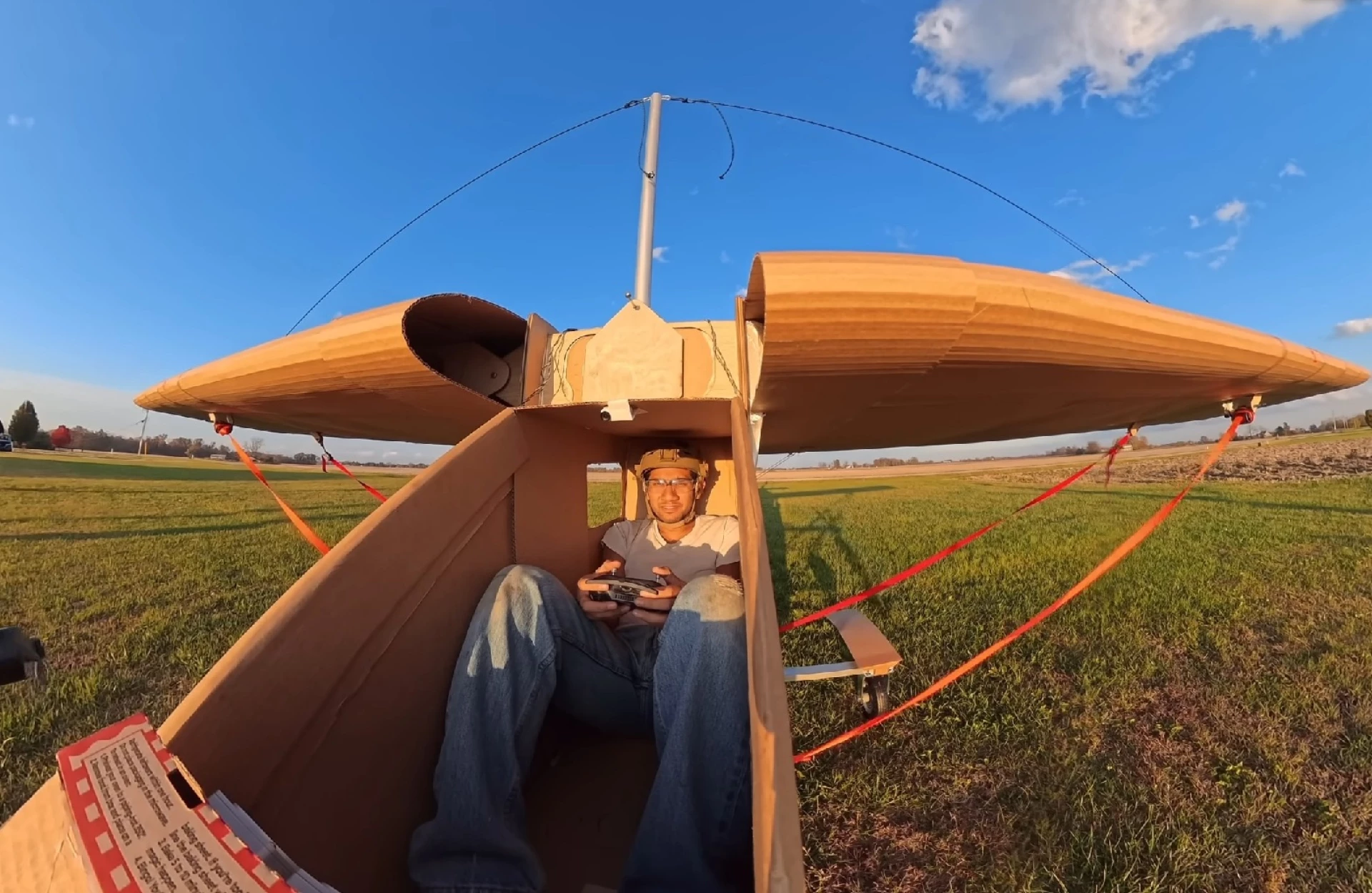 全尺寸纸板飞机成功短暂离地 完成首次试飞