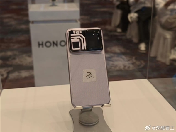 吴晓波展示荣耀ROBOT PHONE:世界上第一款手机机器人!